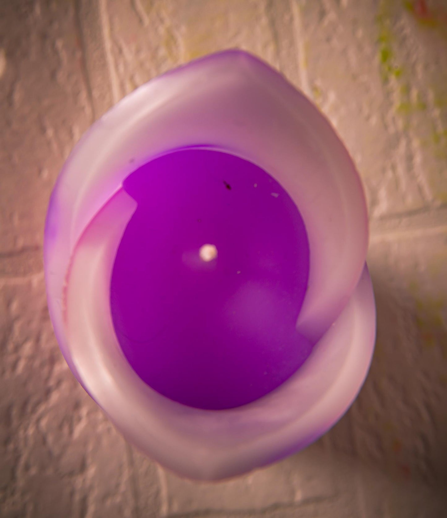 Ręcznie robiona świeca kolumnowa kielich kwiatu, stożkowa, zapachowa - fioletowo-różowy - 70h, pudełko prezentowe - kolorowa ozdoba na stół