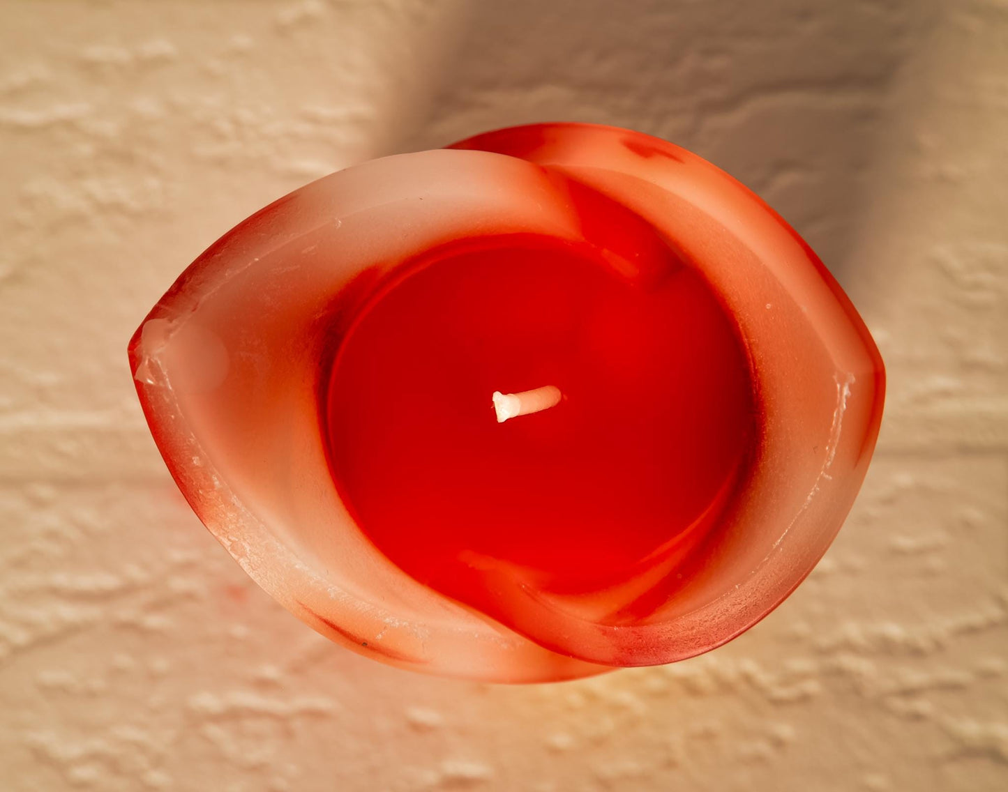 Świeca kielich kwiatu, geometryczna, zapachowa - żółto-czerwona - 40h, pudełko prezentowe - pomysł na romantyczny prezent, ozdoba kominka