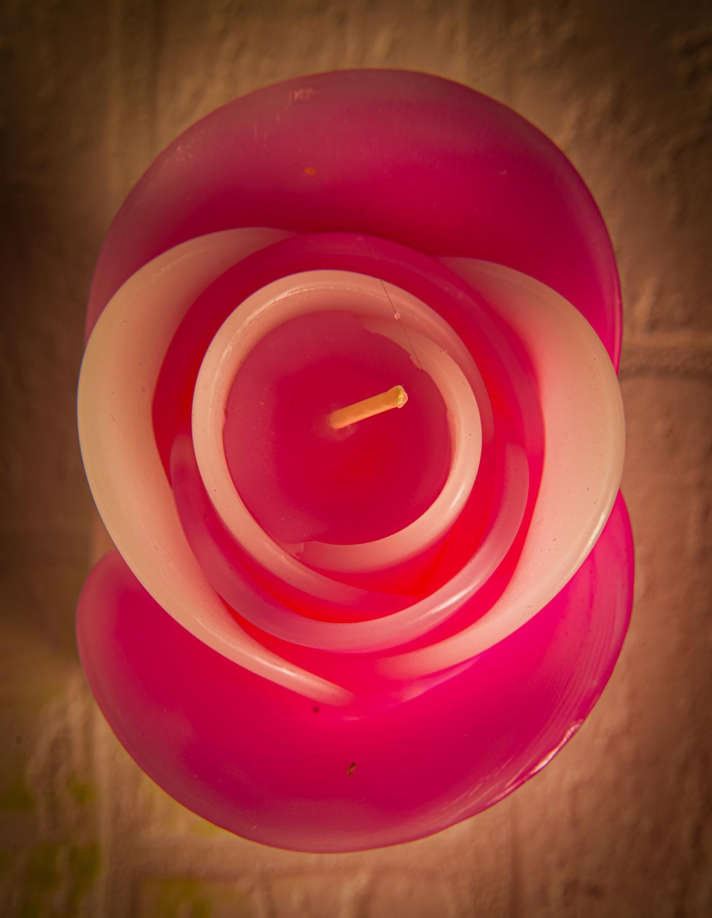 Cukierkowa różowa róża - ręcznie robiona świeca zapachowa, geometryczna, minimalistyczna - pomysł na prezent: wnętrze domu, ozdoba - 60h