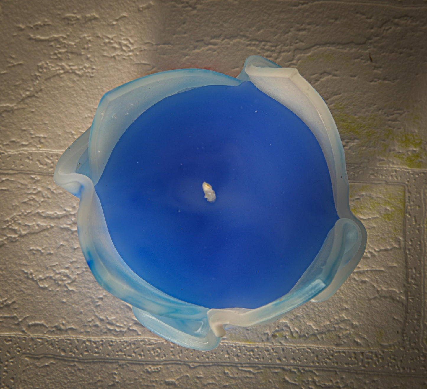 Kwiatowa, geometryczna, minimalistyczna, kolorowa, niebiesko-biała ręcznie robiona świeca zapachowa - oryginalny prezent dla niej - 90h