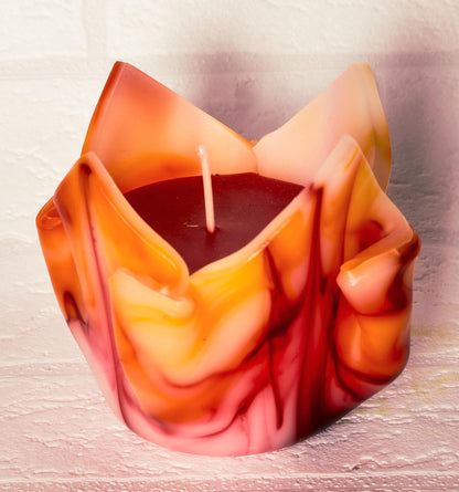 Kwiatowa, geometryczna, minimalistyczna, kolorowa, pomarańczowo-czerwona ręcznie robiona świeca zapachowa - ekskluzywny prezent okazjonalny
