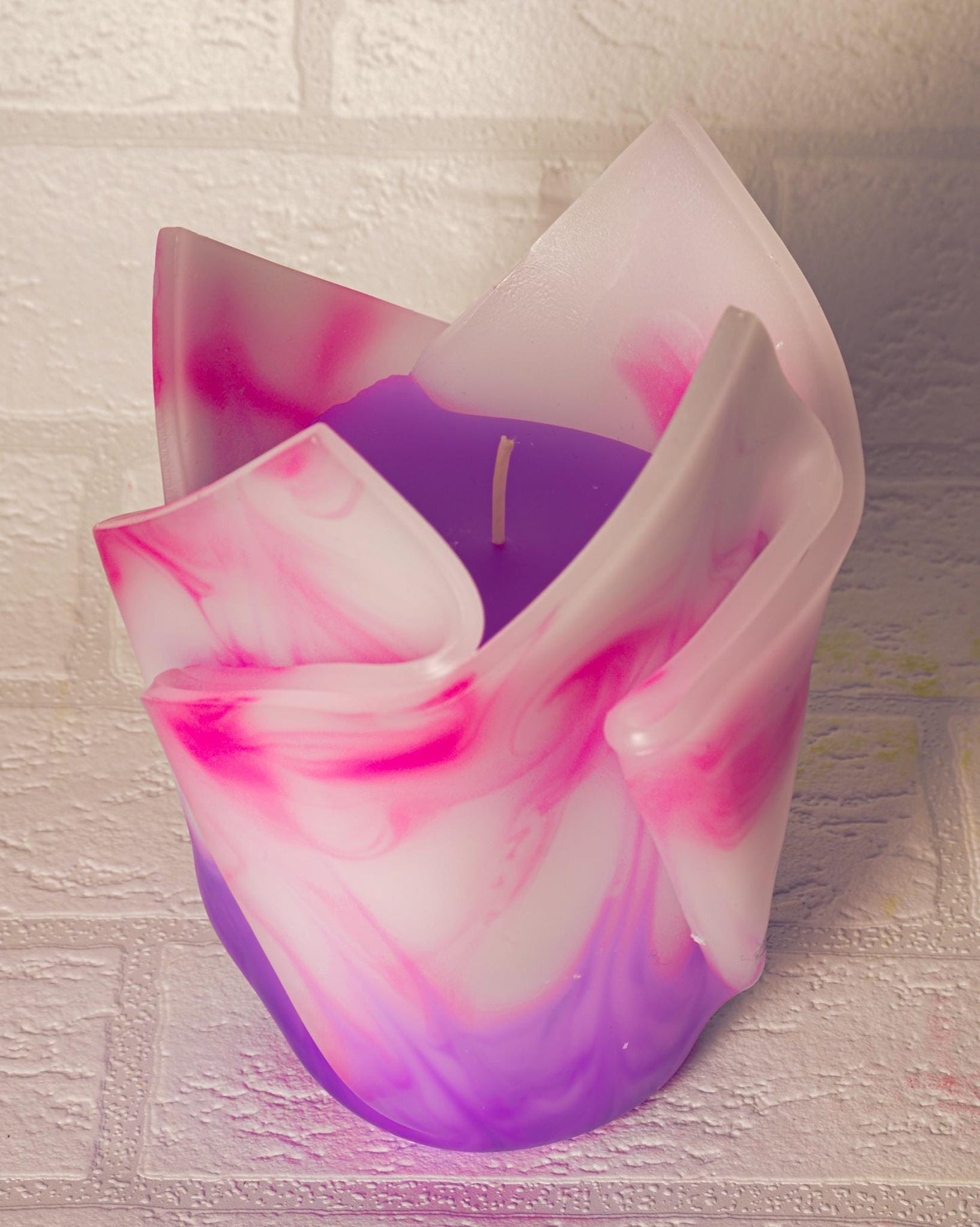 Kwiatowa, geometryczna, minimalistyczna, kolorowa, ręcznie robiona świeca zapachowa - fioletowo-biała, prezent Święta, urodziny, Ślub