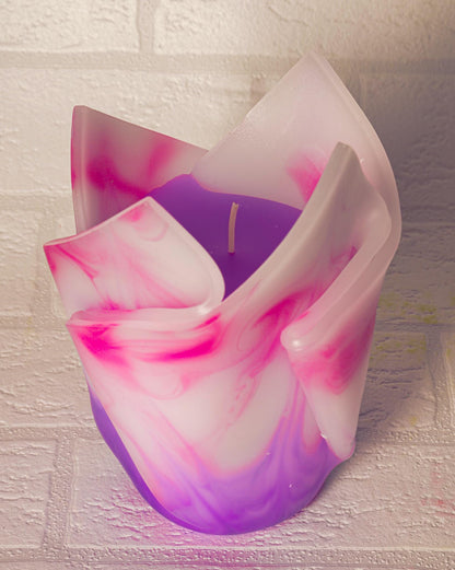 Kwiatowa, geometryczna, minimalistyczna, kolorowa, ręcznie robiona świeca zapachowa - fioletowo-biała, prezent Święta, urodziny, Ślub