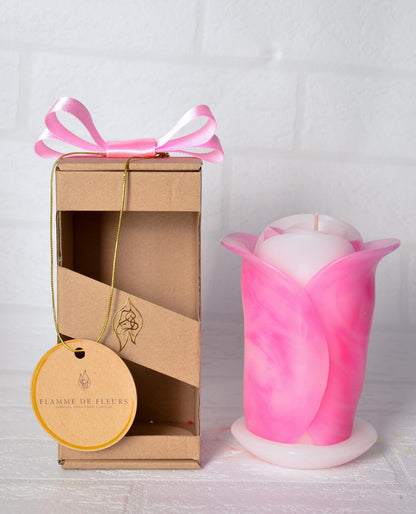 Cukierkowa różowa róża - ręcznie robiona świeca zapachowa, geometryczna, minimalistyczna - pomysł na prezent: wnętrze domu, ozdoba - 60h