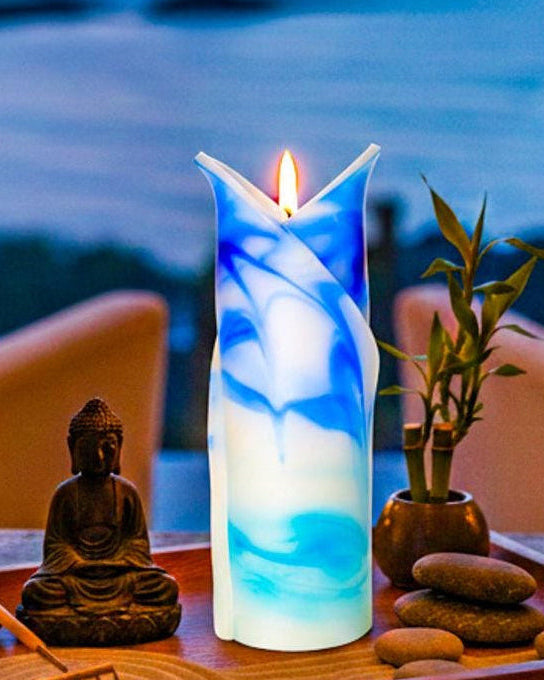 Ręcznie robiona duża 20cm świeca stożkowa kielich kwiatu, zapachowa - niebiesko-biała - pudełko prezentowe - kolorowa ozdoba do domu