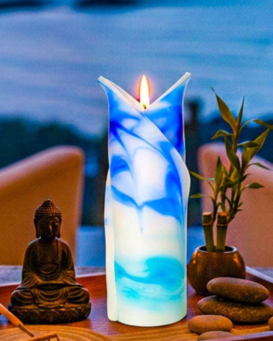 Ręcznie robiona duża 20cm świeca stożkowa kielich kwiatu, zapachowa - niebiesko-biała - pudełko prezentowe - kolorowa ozdoba do domu