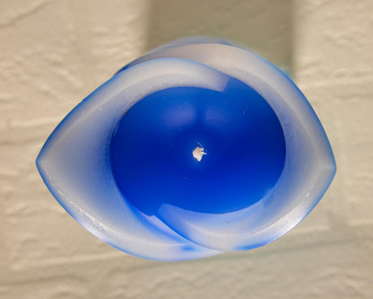 Ręcznie robiona duża 20cm świeca stożkowa kielich kwiatu, zapachowa - niebiesko-biała - pudełko prezentowe - kolorowa ozdoba do domu