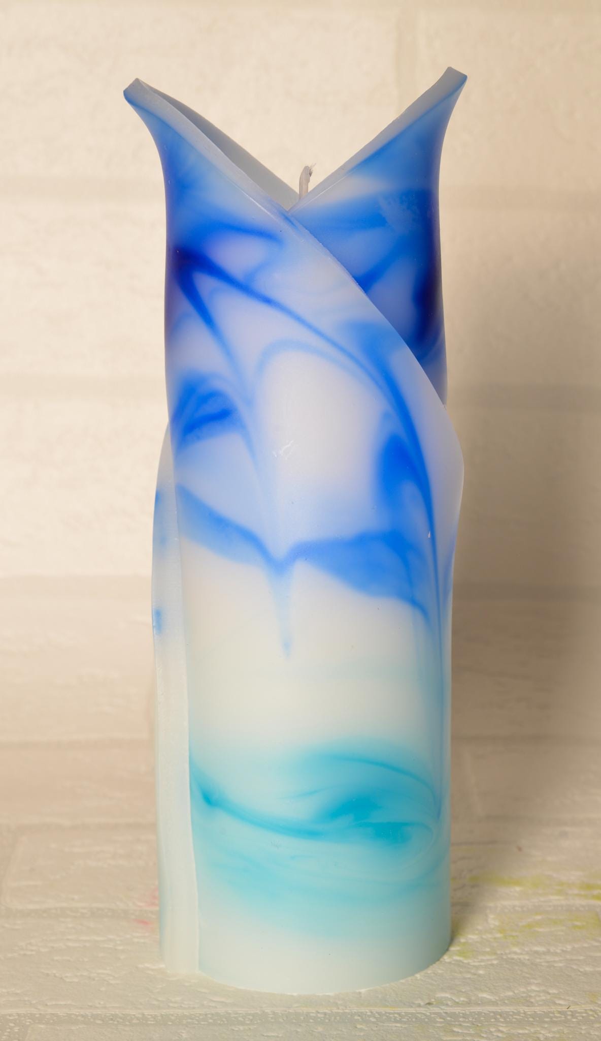 Ręcznie robiona duża 20cm świeca stożkowa kielich kwiatu, zapachowa - niebiesko-biała - pudełko prezentowe - kolorowa ozdoba do domu