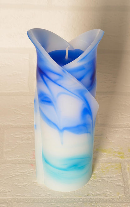 Ręcznie robiona duża 20cm świeca stożkowa kielich kwiatu, zapachowa - niebiesko-biała - pudełko prezentowe - kolorowa ozdoba do domu