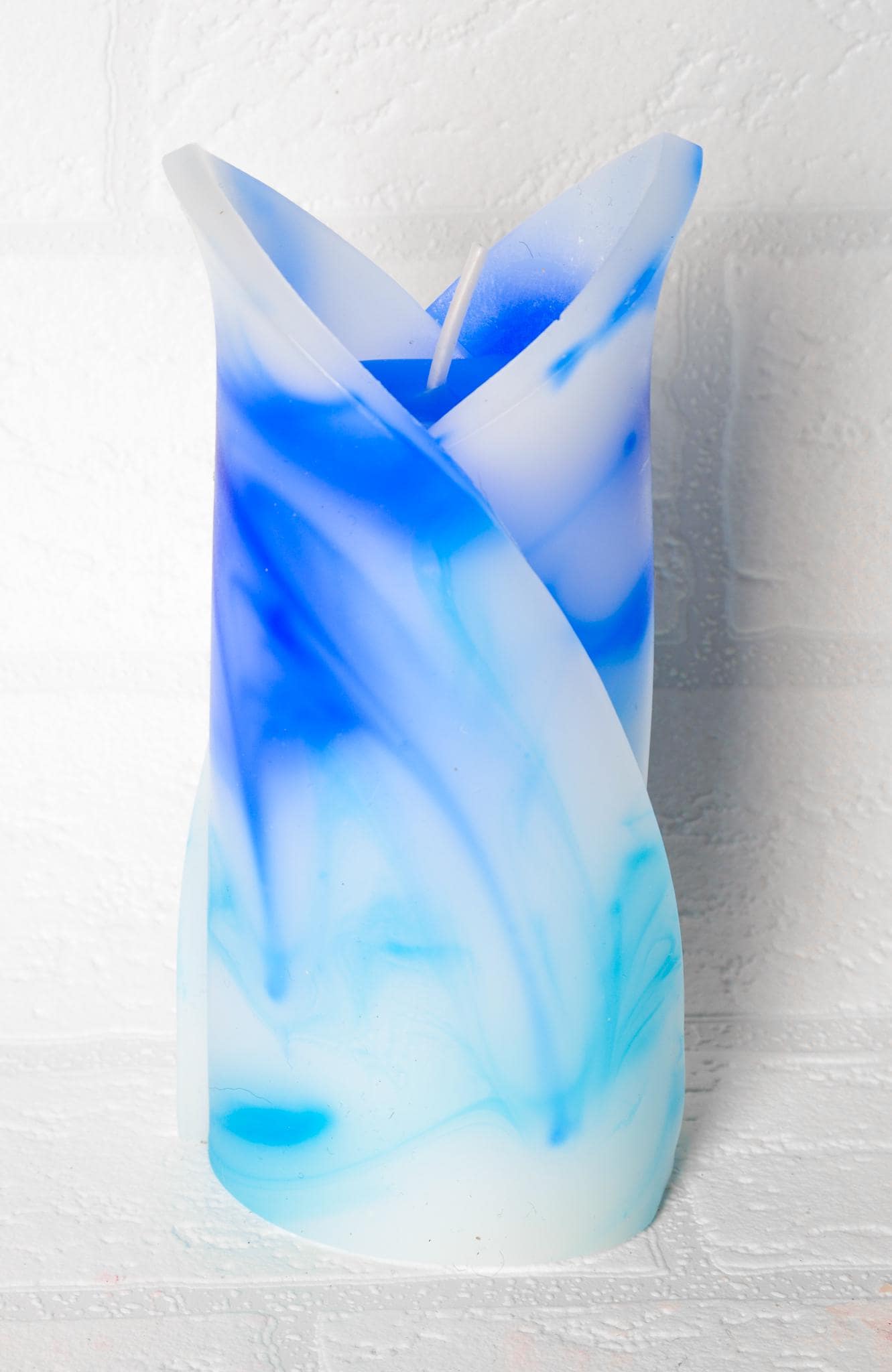 Zapachowa świeca stożkowa „Kwitnący Kielich” - Rękodzieło, 20 cm - Niebiesko-Biała - Hand-made