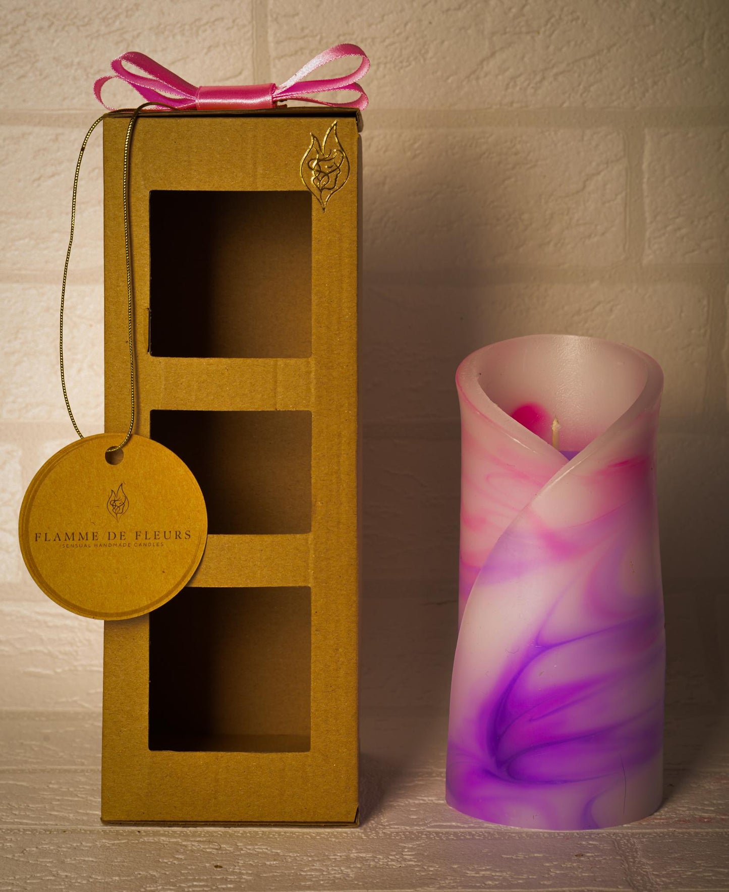 Świeca dekoracyjna zapachowa - biało-fioletowa - handmade - wzór geometryczny/kwiatowy - Wyjątkowy Prezent na Walentynki i Dzień Matki