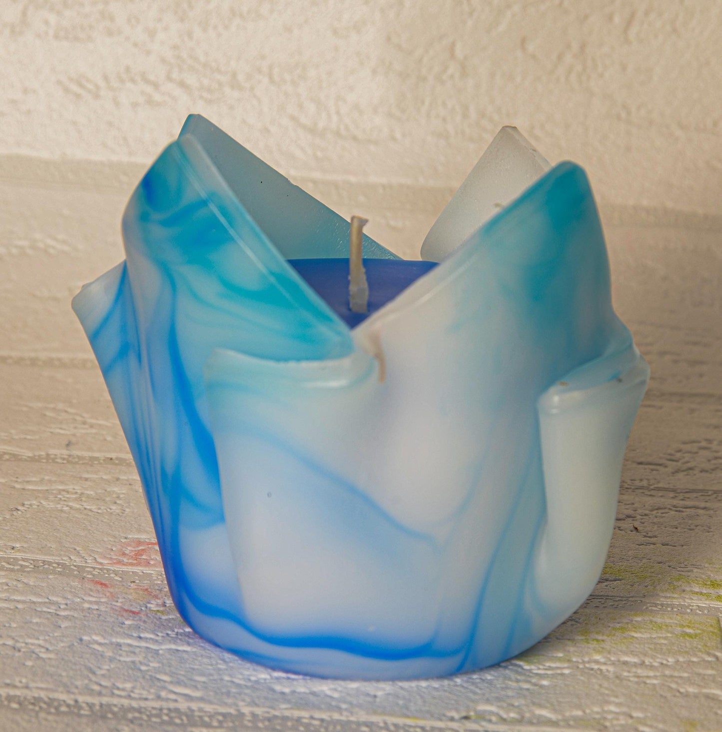 Kwiatowa, geometryczna, minimalistyczna, kolorowa, niebiesko-biała ręcznie robiona świeca zapachowa - oryginalny prezent dla niej - 90h