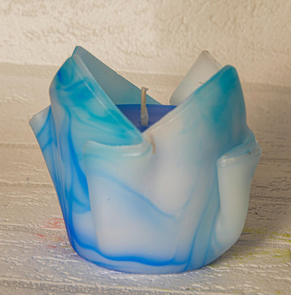 Kwiatowa, geometryczna, minimalistyczna, kolorowa, niebiesko-biała ręcznie robiona świeca zapachowa - oryginalny prezent dla niej - 90h