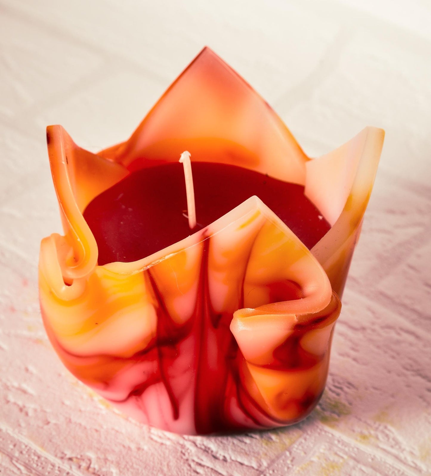 Kwiatowa, geometryczna, minimalistyczna, kolorowa, pomarańczowo-czerwona ręcznie robiona świeca zapachowa - ekskluzywny prezent okazjonalny
