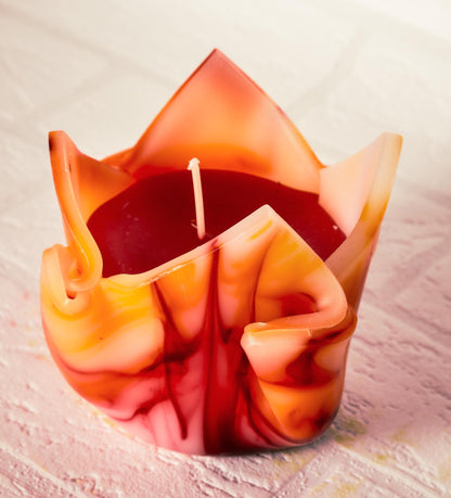 Kwiatowa, geometryczna, minimalistyczna, kolorowa, pomarańczowo-czerwona ręcznie robiona świeca zapachowa - ekskluzywny prezent okazjonalny