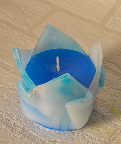 Kwiatowa, geometryczna, minimalistyczna, kolorowa, niebiesko-biała ręcznie robiona świeca zapachowa - oryginalny prezent dla niej - 90h