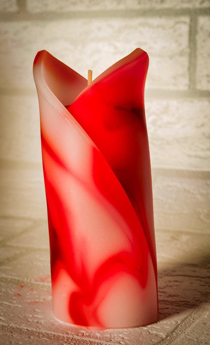 Świeca kielich kwiatu, geometryczna, zapachowa - biało-czerwona - 40h, pudełko prezentowe - pomysł na patriotyczny prezent, Polska