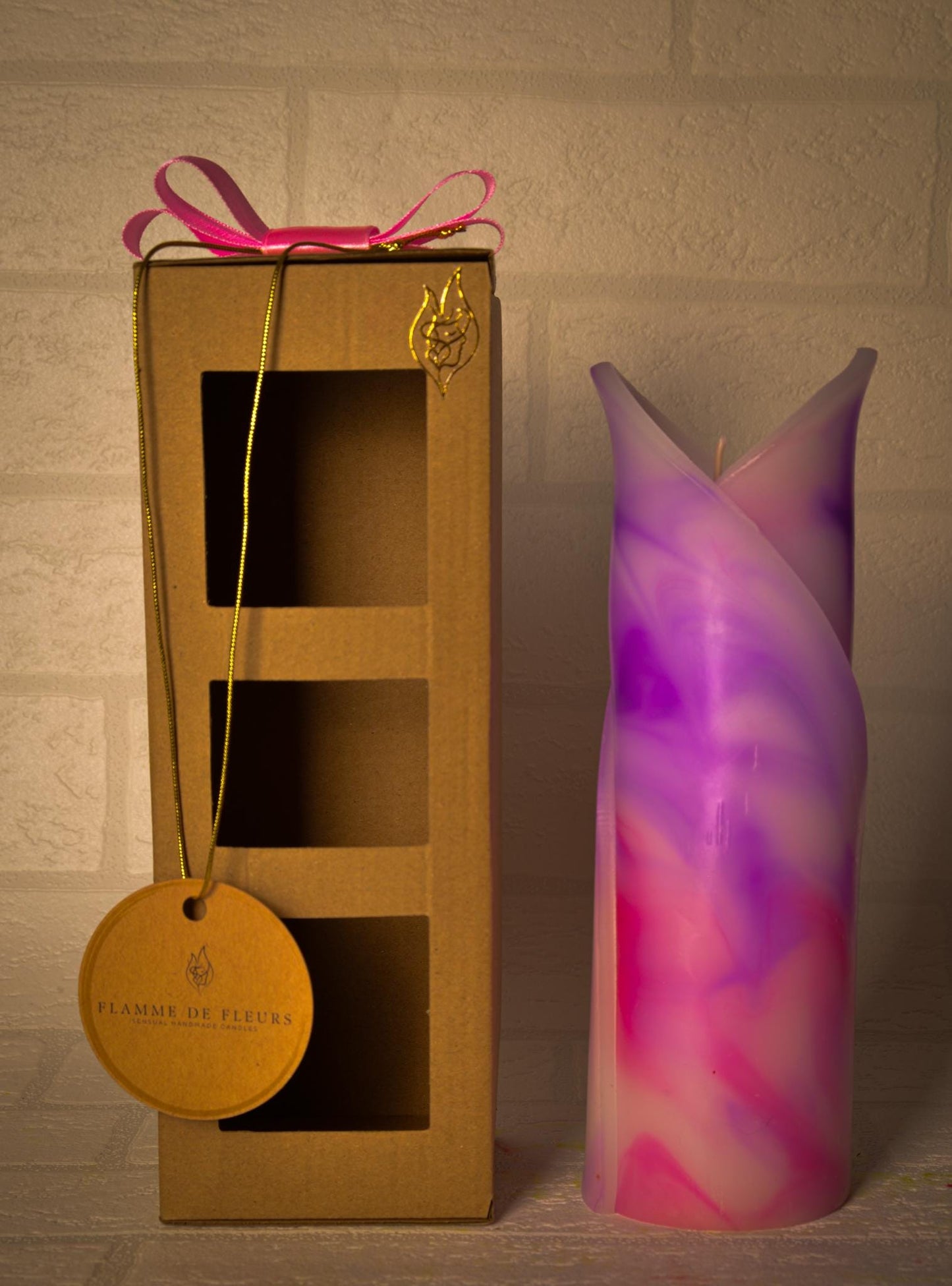 Ręcznie robiona świeca kolumnowa kielich kwiatu, stożkowa, zapachowa - fioletowo-różowy - 70h, pudełko prezentowe - kolorowa ozdoba na stół
