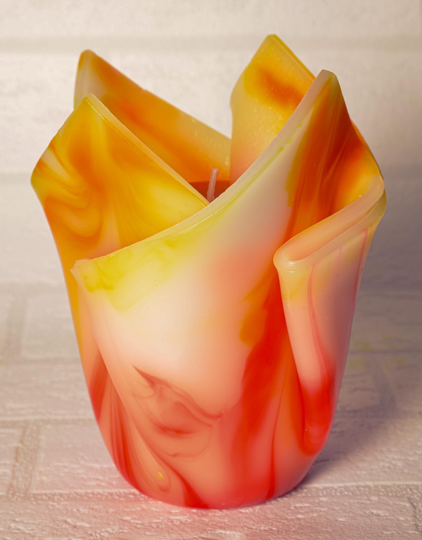 Kwiatowa, geometryczna, minimalistyczna, kolorowa, ręcznie robiona świeca zapachowa - żółto-pomarańczowa, prezent Święta, ozdoba domu