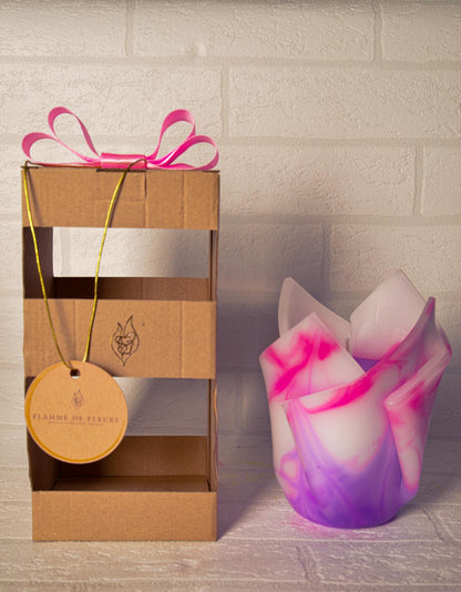 Kwiatowa, geometryczna, minimalistyczna, kolorowa, ręcznie robiona świeca zapachowa - fioletowo-biała, prezent Święta, urodziny, Ślub