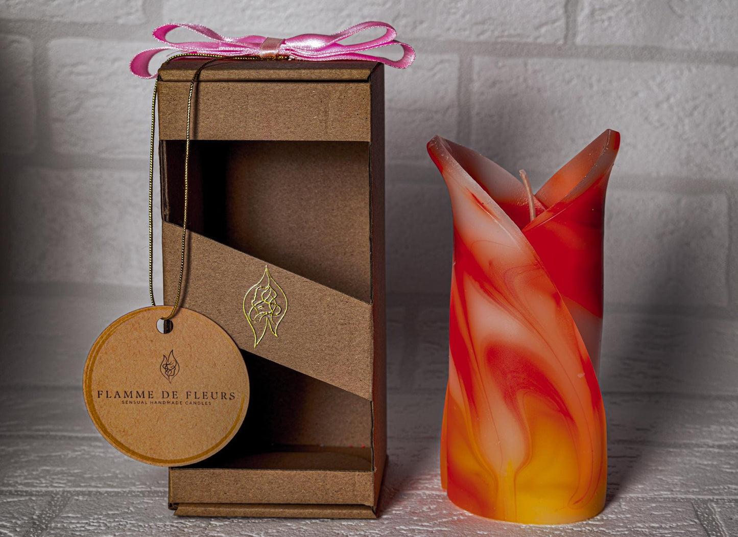 Świeca kielich kwiatu, geometryczna, zapachowa - żółto-czerwona - 40h, pudełko prezentowe - pomysł na romantyczny prezent, ozdoba kominka