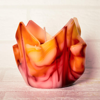 Kwiatowa, geometryczna, minimalistyczna, kolorowa, pomarańczowo-czerwona ręcznie robiona świeca zapachowa - ekskluzywny prezent okazjonalny