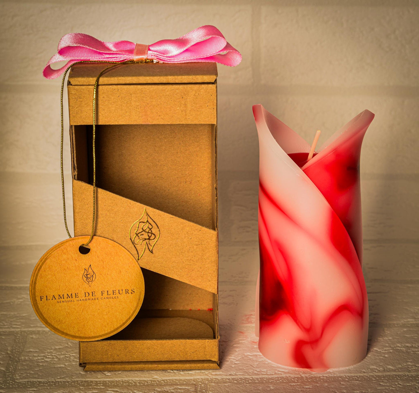 Świeca kielich kwiatu, geometryczna, zapachowa - biało-czerwona - 40h, pudełko prezentowe - pomysł na patriotyczny prezent, Polska