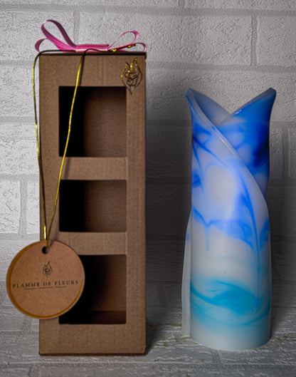 Ręcznie robiona duża 20cm świeca stożkowa kielich kwiatu, zapachowa - niebiesko-biała - pudełko prezentowe - kolorowa ozdoba do domu