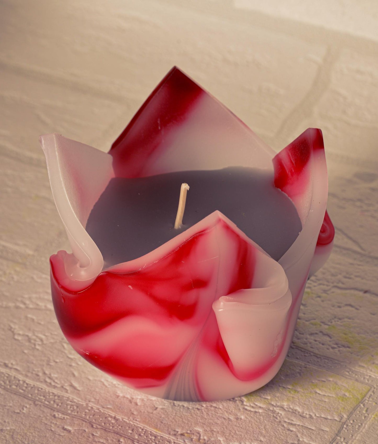 Kwiatowa, geometryczna, minimalistyczna, kolorowa, biało-czerwona ręcznie robiona świeca zapachowa - luksusowy prezent dla niej - 90h