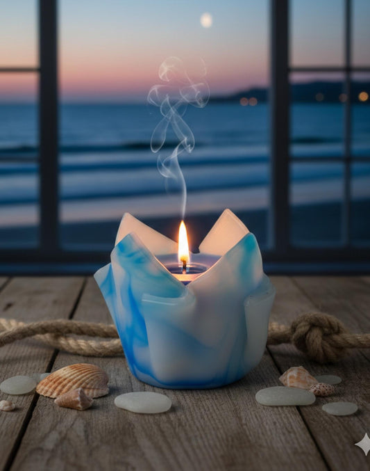 Kwiatowa, geometryczna, minimalistyczna, kolorowa, niebiesko-biała ręcznie robiona świeca zapachowa - oryginalny prezent dla niej - 90h