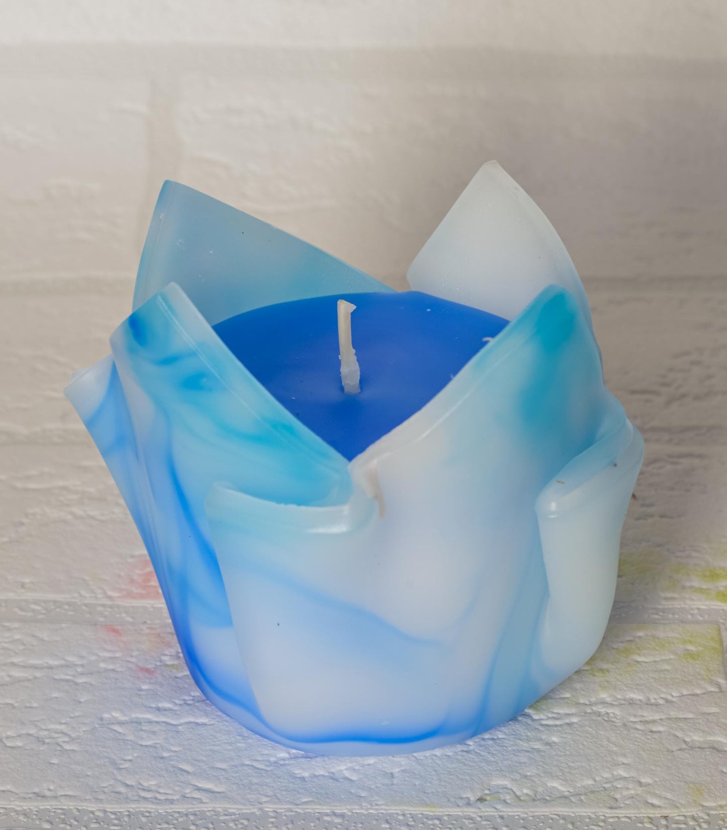 Kwiatowa, geometryczna, minimalistyczna, kolorowa, niebiesko-biała ręcznie robiona świeca zapachowa - oryginalny prezent dla niej - 90h