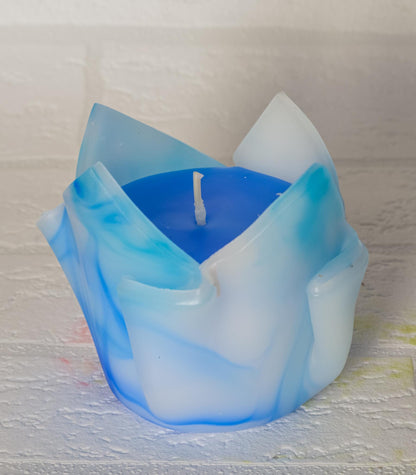 Kwiatowa, geometryczna, minimalistyczna, kolorowa, niebiesko-biała ręcznie robiona świeca zapachowa - oryginalny prezent dla niej - 90h