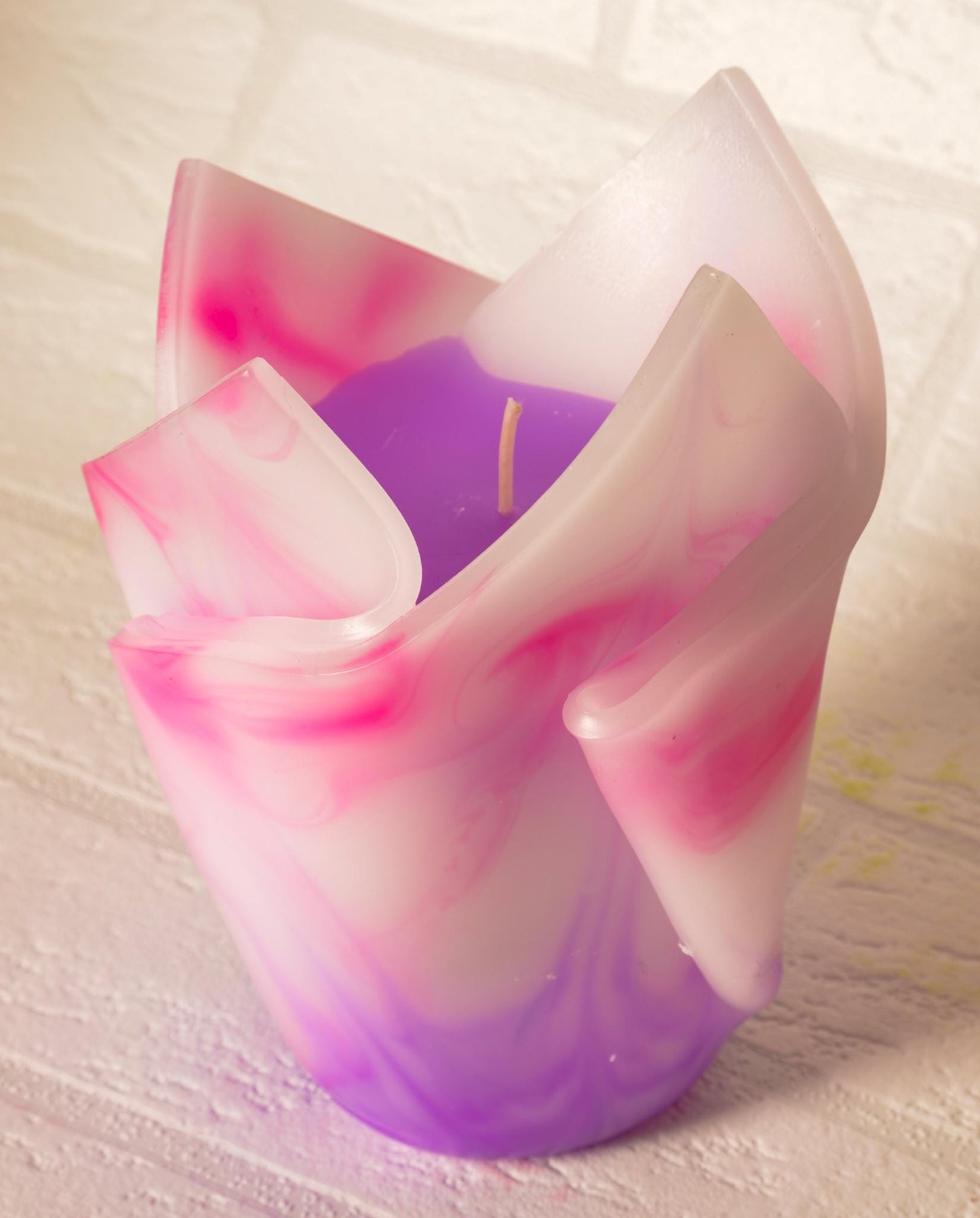 Kwiatowa, geometryczna, minimalistyczna, kolorowa, ręcznie robiona świeca zapachowa - fioletowo-biała, prezent Święta, urodziny, Ślub