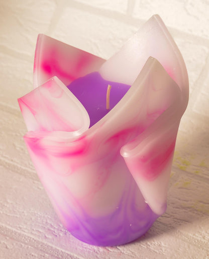 Kwiatowa, geometryczna, minimalistyczna, kolorowa, ręcznie robiona świeca zapachowa - fioletowo-biała, prezent Święta, urodziny, Ślub