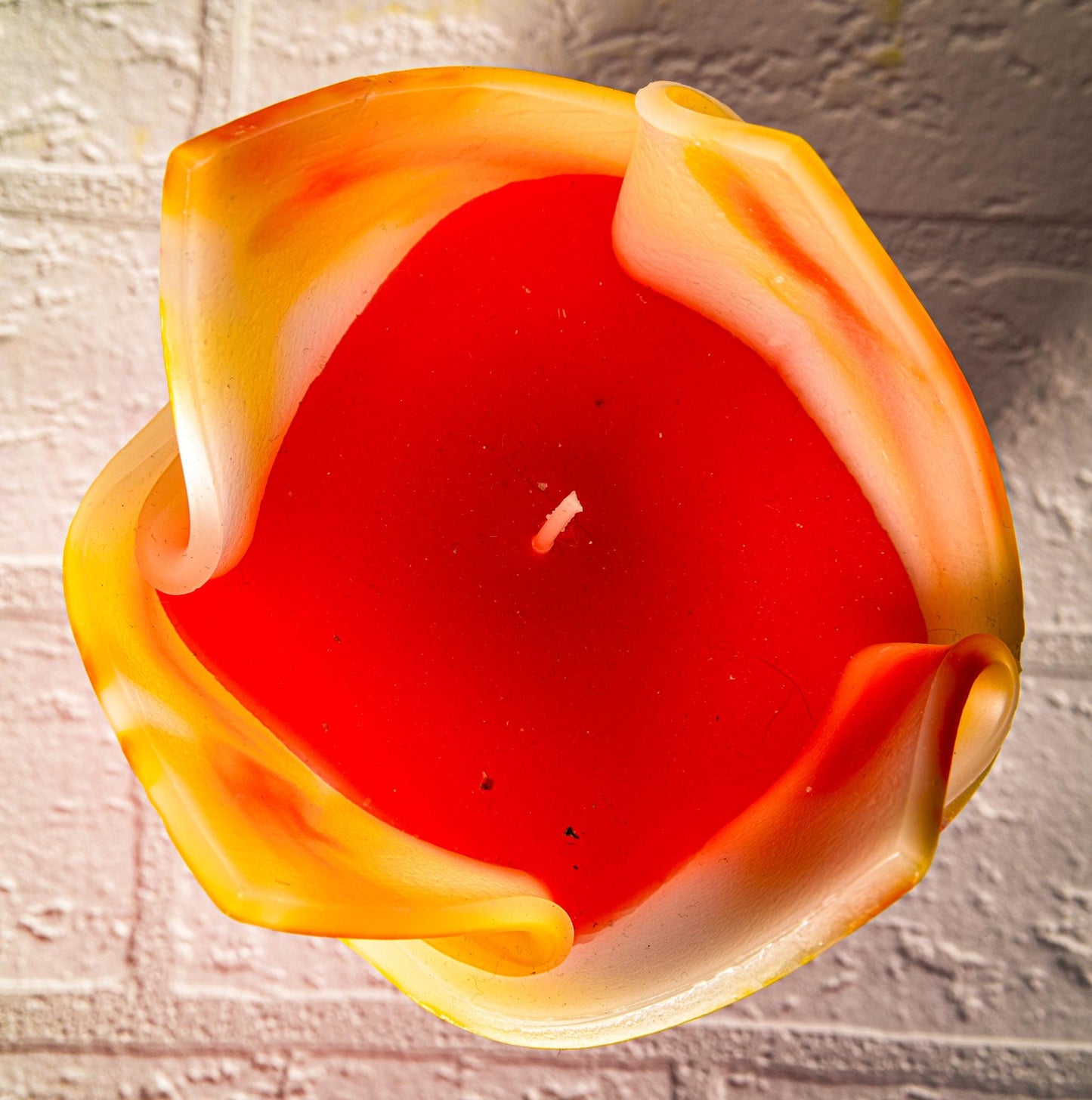 Kwiatowa, geometryczna, minimalistyczna, kolorowa, ręcznie robiona świeca zapachowa - żółto-pomarańczowa, prezent Święta, ozdoba domu