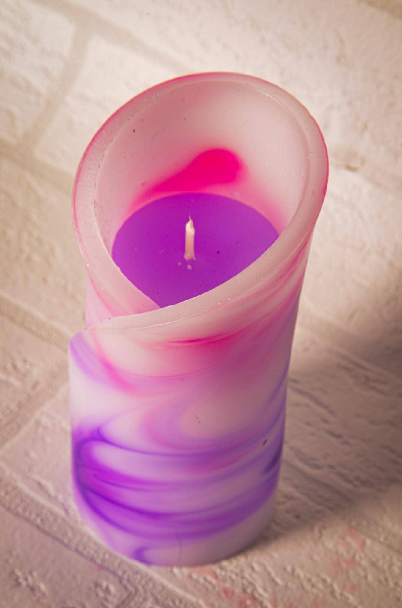 Świeca dekoracyjna zapachowa - biało-fioletowa - handmade - wzór geometryczny/kwiatowy - Wyjątkowy Prezent na Walentynki i Dzień Matki