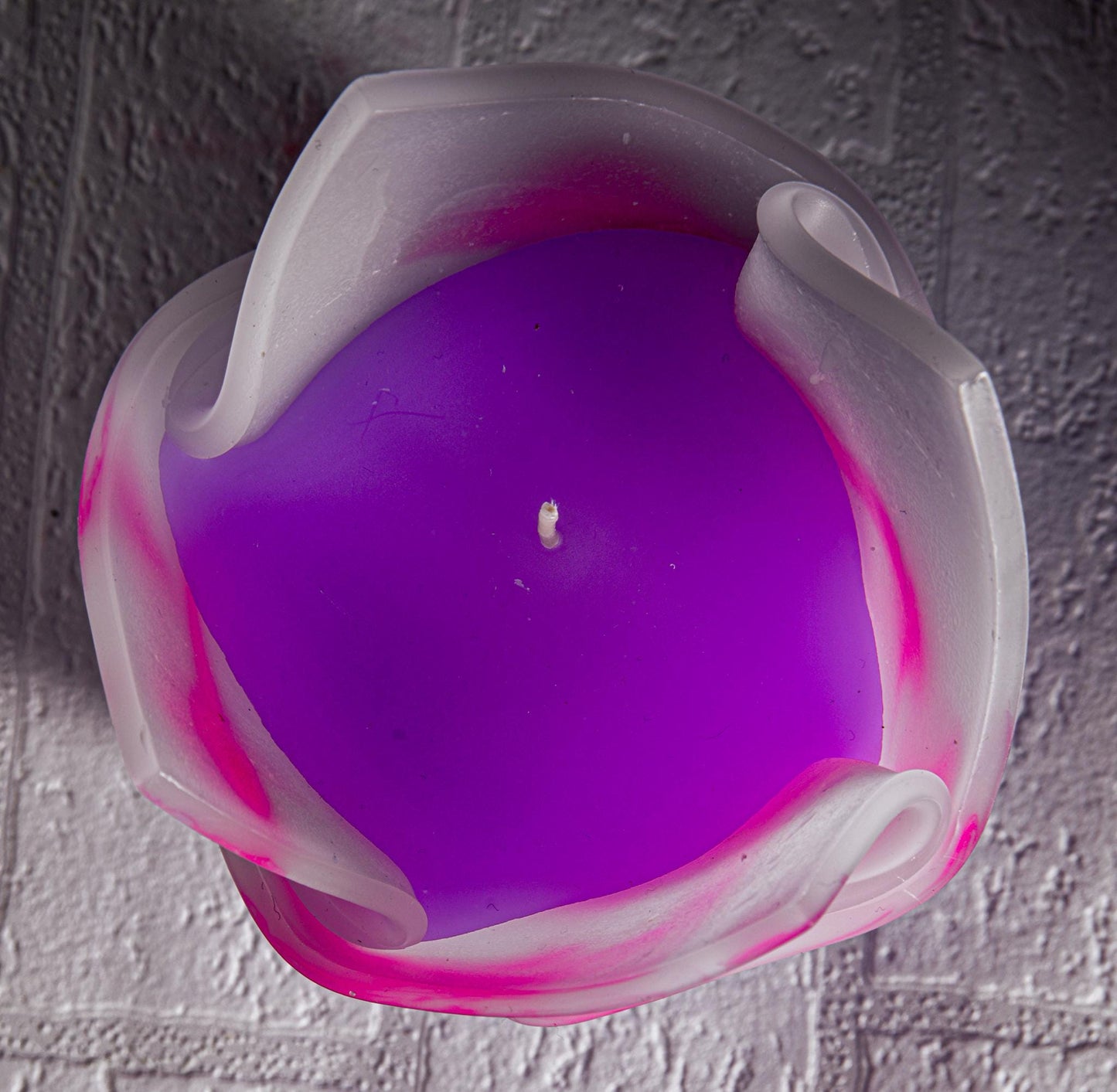 Kwiatowa, geometryczna, minimalistyczna, kolorowa, ręcznie robiona świeca zapachowa - fioletowo-biała, prezent Święta, urodziny, Ślub