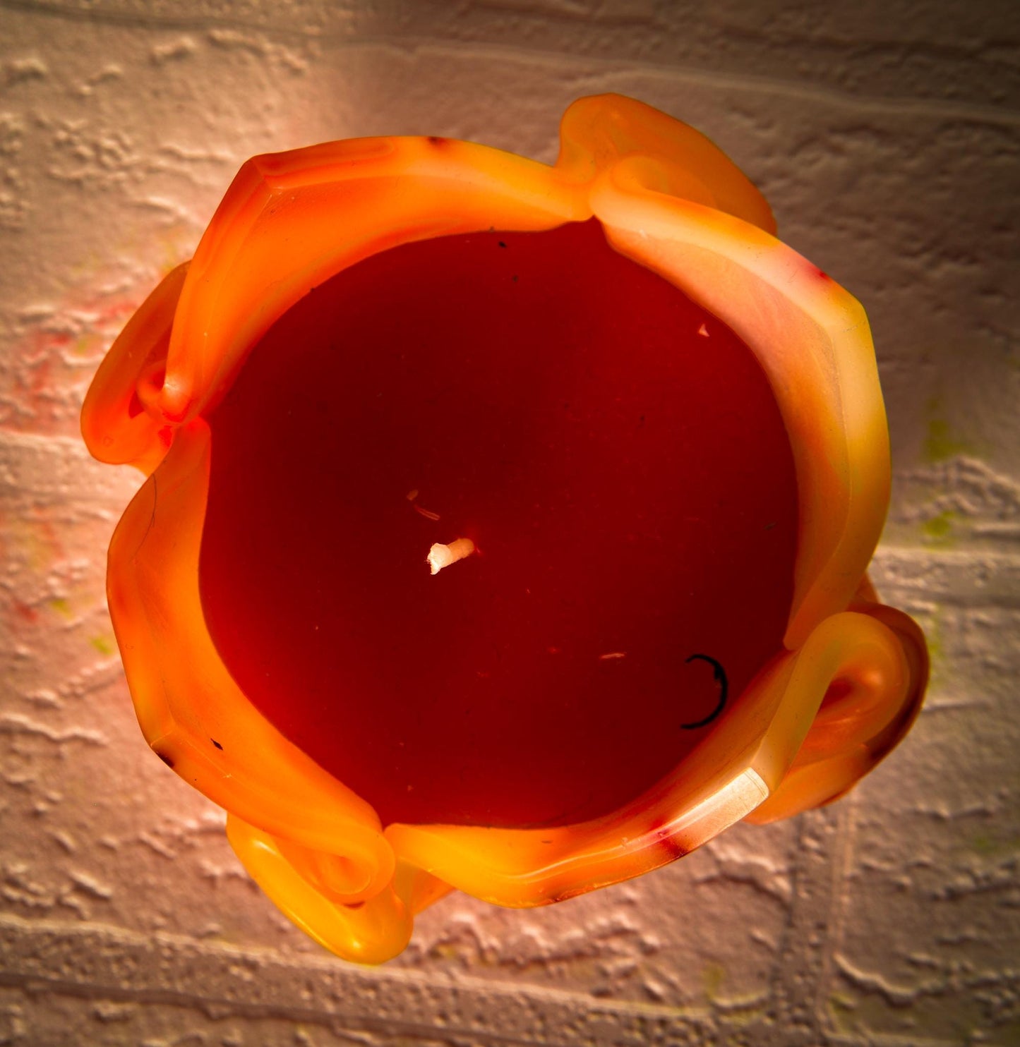 Kwiatowa, geometryczna, minimalistyczna, kolorowa, pomarańczowo-czerwona ręcznie robiona świeca zapachowa - ekskluzywny prezent okazjonalny