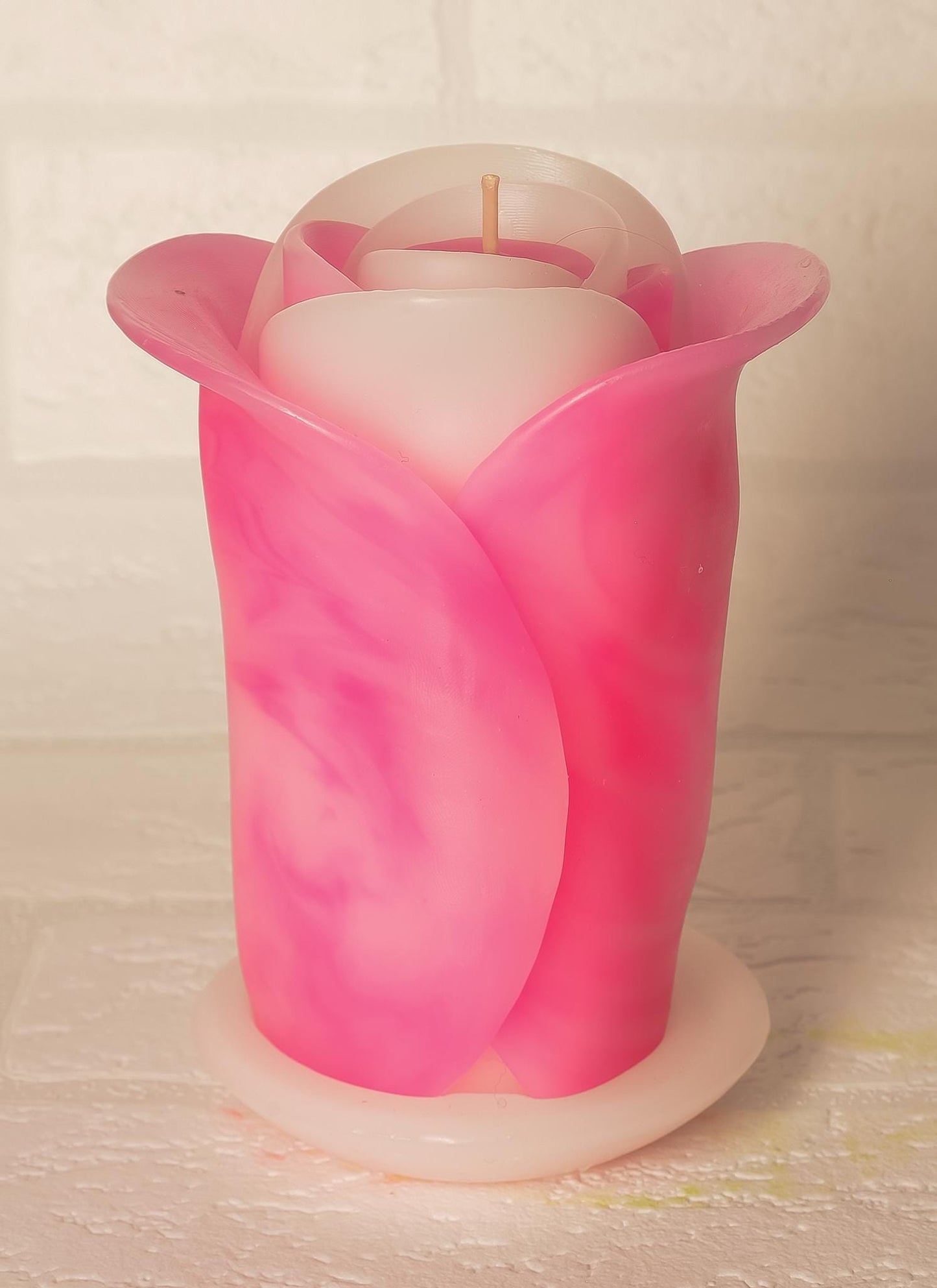 Cukierkowa różowa róża - ręcznie robiona świeca zapachowa, geometryczna, minimalistyczna - pomysł na prezent: wnętrze domu, ozdoba - 60h