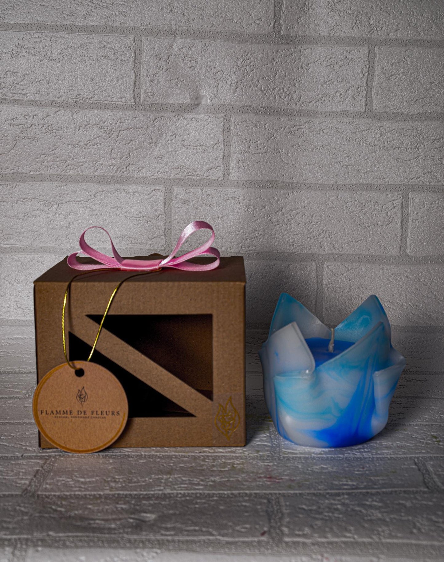 Kwiatowa, geometryczna, minimalistyczna, kolorowa, niebiesko-biała ręcznie robiona świeca zapachowa - oryginalny prezent dla niej - 90h