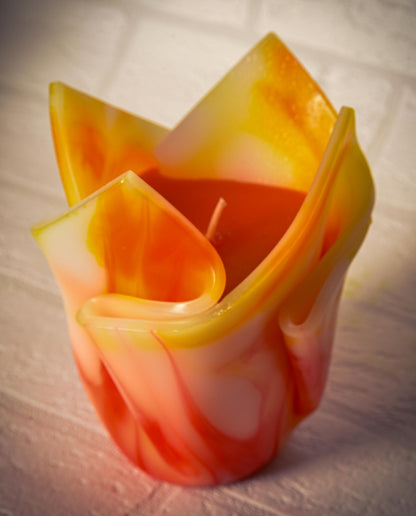 Kwiatowa, geometryczna, minimalistyczna, kolorowa, ręcznie robiona świeca zapachowa - żółto-pomarańczowa, prezent Święta, ozdoba domu