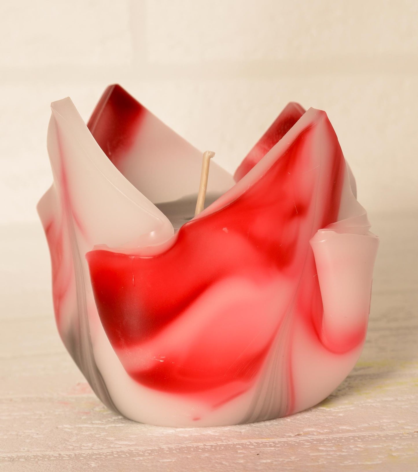 Kwiatowa, geometryczna, minimalistyczna, kolorowa, biało-czerwona ręcznie robiona świeca zapachowa - luksusowy prezent dla niej - 90h